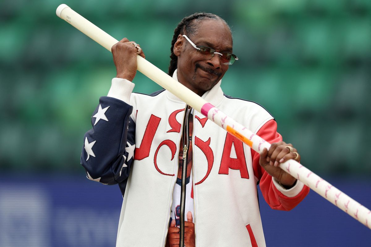 EUGENE, OREGON - JUNE 23: Snoop Dogg learns about the pole vault on Day Three 2024 U.S. Olympic Team Trials Track & Field at Hayward Field on June 23, 2024 in Eugene, Oregon.   Christian Petersen/Getty Images/AFP (Photo by Christian Petersen / GETTY IMAGES NORTH AMERICA / Getty Images via AFP)