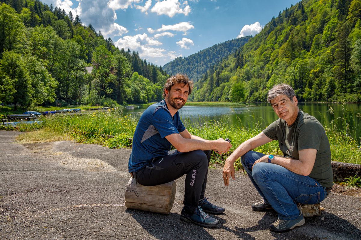 Pour les 30 ans de l'émission Passe-moi les jumelles (PAJU), Matthieu Fournier et Benoît Aymon sur le lieu de tournage de la première édition à Maison-Monsieur (Jura) au bords du Doubs.
Reconstitution du premier plateau.
