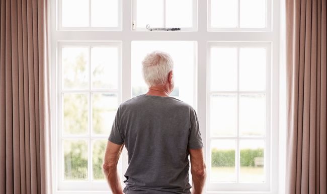 Alter Mann vor Fenster 