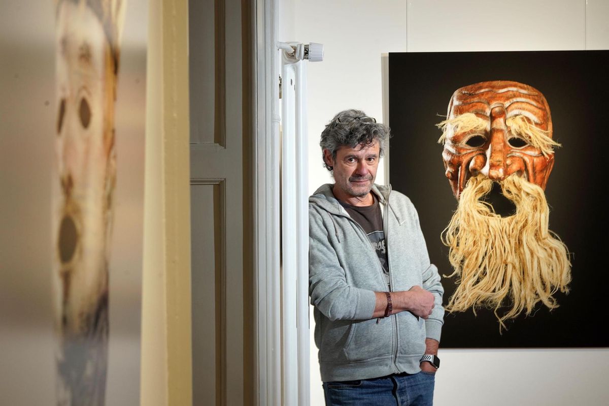 «La Belle et la Bête», a commenté en riant Giorgio Skory lorsqu’il s’est placé à côté de sa photographie du masque de Pantalone réalisé par Werner Strub.