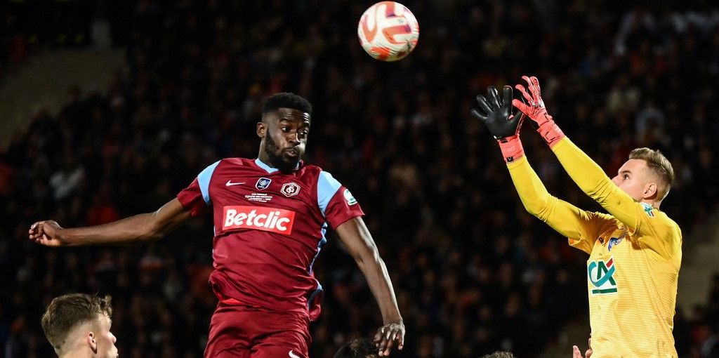 Annecy's French defender Kevin Mouanga (C) fights for the ball with Toulouse's Norwegian goalkeeper Kjetil Haug (R) during the French Cup semi-final football match between FC Annecy and Toulouse FC at the Parc Des Sports Stadium in Annecy, south-eastern France on April 6, 2023. (Photo by OLIVIER CHASSIGNOLE / AFP)