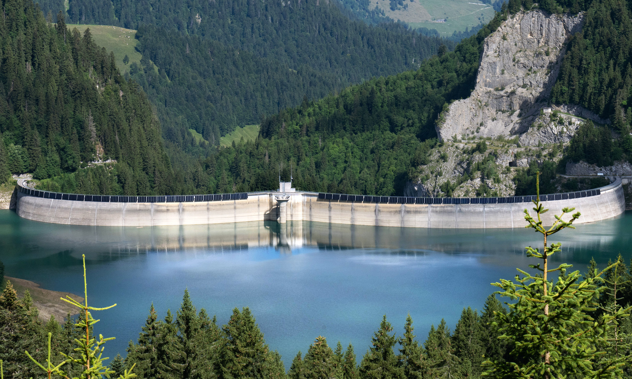 Électricité en Suisse: Pour la première fois, les panneaux solaires ont produit plus que les barrages