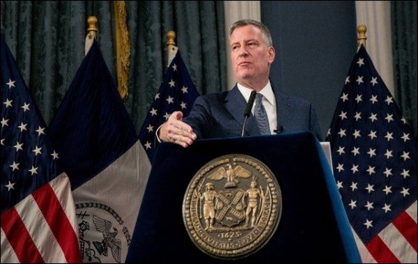 Image d'illustration - Les enquêteurs cherchent à savoir si des personnes ayant levé de fonds pour la campagne municipale de 2013 de Bill de Blasio (ici) et une ONG mise en place par des conseillers ont ensuite obtenu un traitement de faveur de la part du maire ou de ses collaborateurs. Image d'illustration - Les enquêteurs cherchent à savoir si des personnes ayant levé de fonds pour la campagne municipale de 2013 de Bill de Blasio (ici) et une ONG mise en place par des conseillers ont ensuite obtenu un traitement de faveur de la part du maire ou de ses collaborateurs.