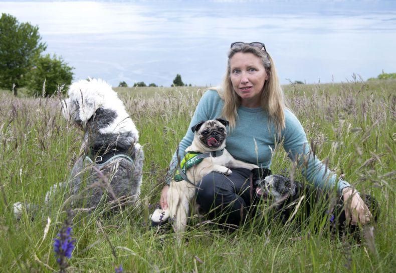 «Ce métier m’apprend à vivre dans le présent: les chiens se contentent d’être, dans le respect de ce qui les entoure. Ils ne sont pas guidés par l’ego, ils se fichent d’avoir du pouvoir ou de conquérir le monde. Ils essaient simplement de vivre aussi bien que possible, et c’est tout, avec une générosité exceptionnelle.»