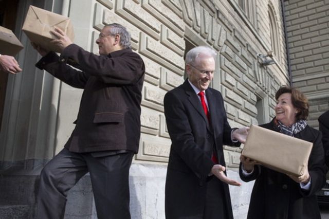 Des membre de l'USAM Jean-François Rime, Hans-Ulrich Bigler et Sylvia Flueckiger-Baeni déposent les signatures à la Chancellerie fédérale.