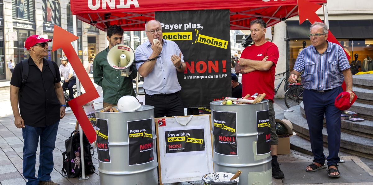 Pierre-Yves Maillard, au centre, participe a une manifestation a Geneve contre la réforme de la prévoyance professionnelle LPP21, organisée par le syndicat UNIA, sous une tente rouge.