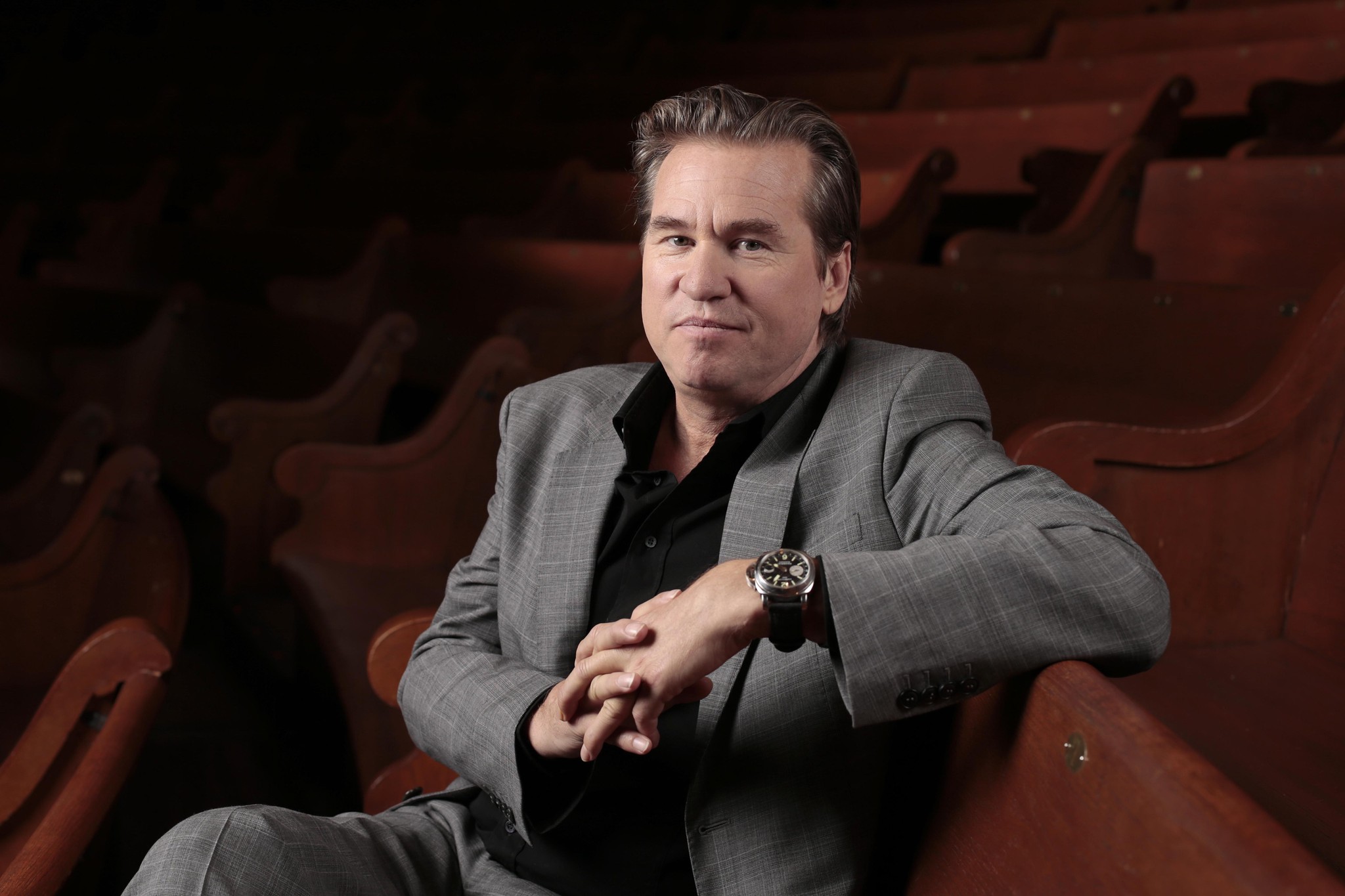 Val Kilmer assis dans un théâtre vide, en costume gris, posant pour un portrait à Nashville en janvier 2014.