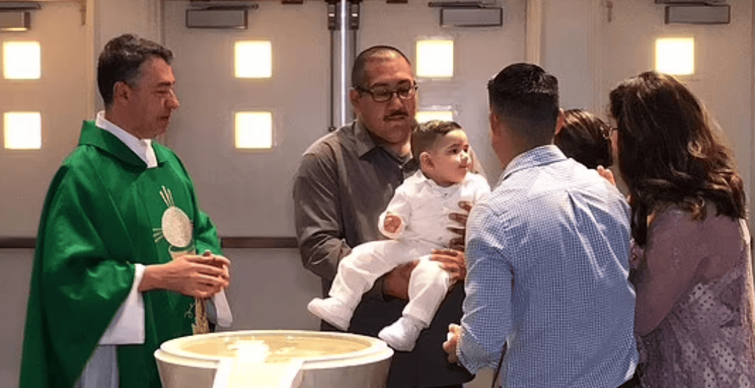 Priester Andres Arango (l.) hat sich bei Taufen über Jahre hinweg einer falschen Wortwahl bedient.