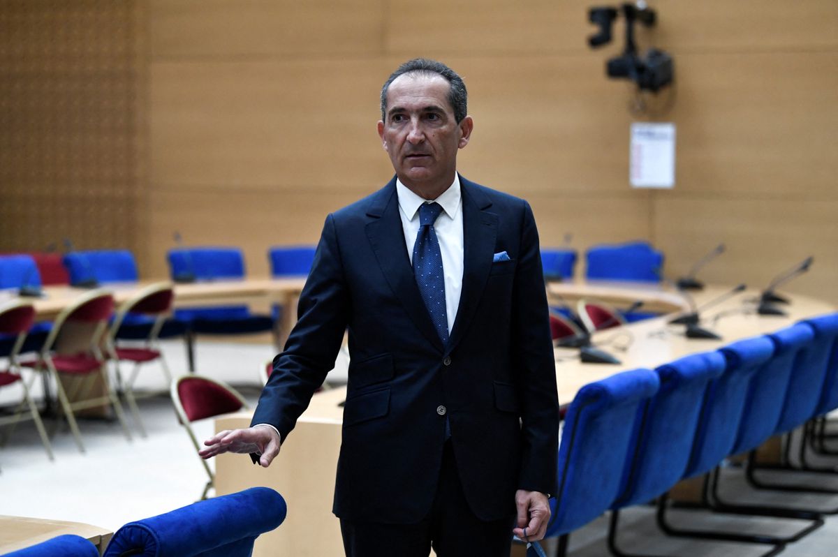 French telecom and media group Altice president Patrick Drahi (R) arrives for a hearing before a parliamentary commission on media concentration at the French Senate in Paris on February 2, 2022. (Photo by STEPHANE DE SAKUTIN / AFP)