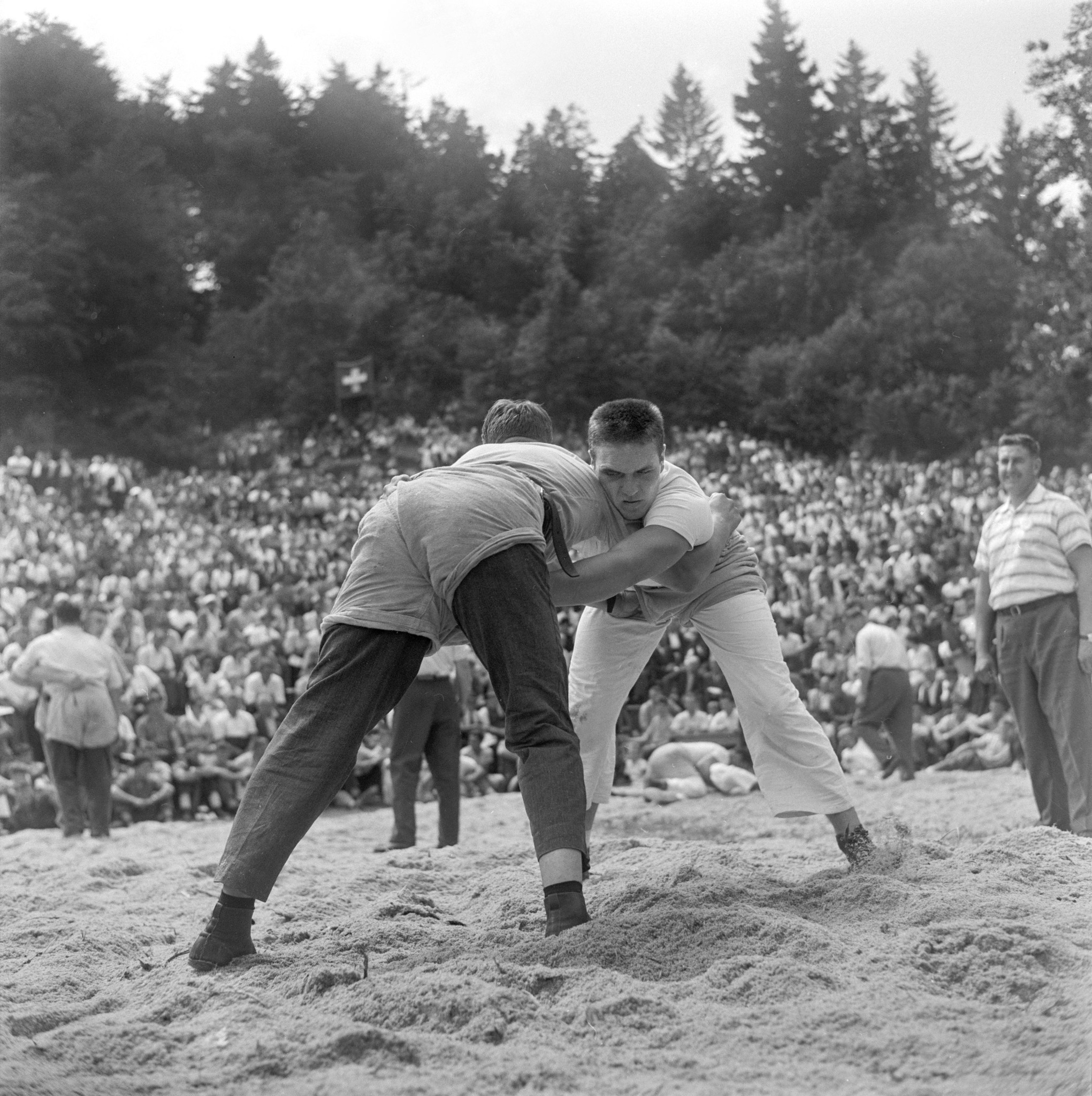 Einmal und nie wieder: Nach der schlimmen Verletzung seines Schlussgang-Gegners Beat Thöni kehrt Karl Meli (rechts) nie mehr auf den Brünig zurück. 