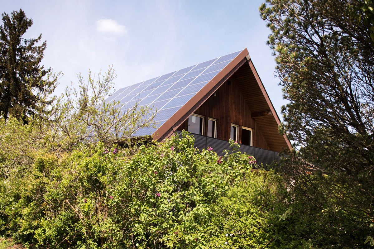 Auf dem Dach eines Einfamilienhauses sin Solarzellen montiert.
(Tages-Anzeiger/Urs Jaudas)
