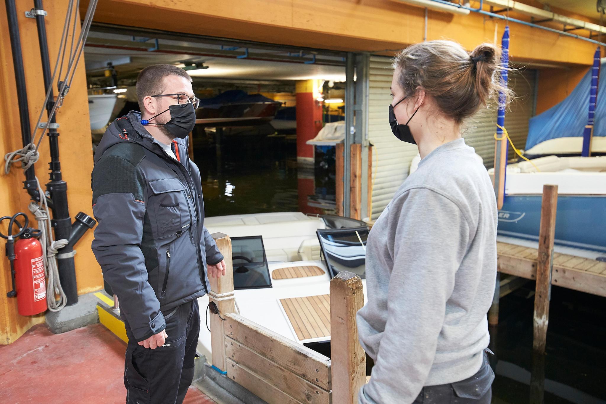 Die Werft bildet auch aus: Dominique Weber im Gespräch mit Lehrtochter Sina Marie Suter.