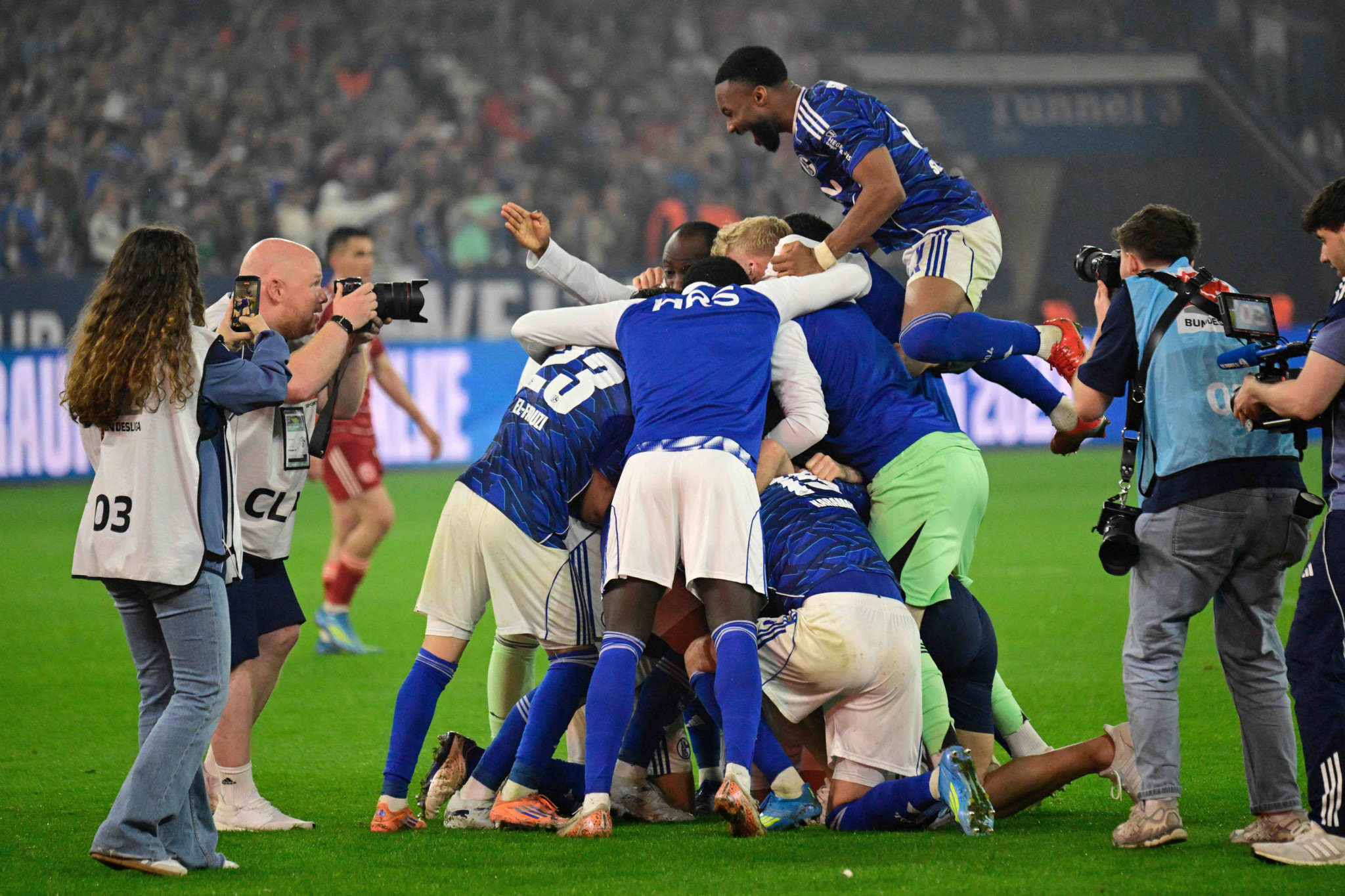 Der Aufstieg ist Tatsache: Schalke 04 kehrt in die Bundesliga zurück, mit dabei ist auch ein Schweizer