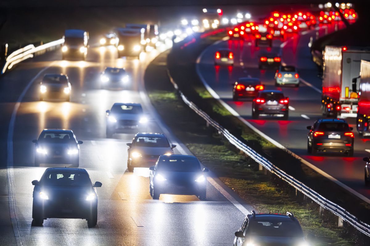 Des vehicules sont photographies sur l'autoroute A1 ce lundi 12 fevrier 2024 a Duillier. Suite au depot d'un referendum la population sera menee a voter au sujet de l'elargissement a deux fois trois voies de l'autoroute A1 entre Le Vengeron (Geneve) et Nyon (Vaud). (KEYSTONE/Valentin Flauraud)