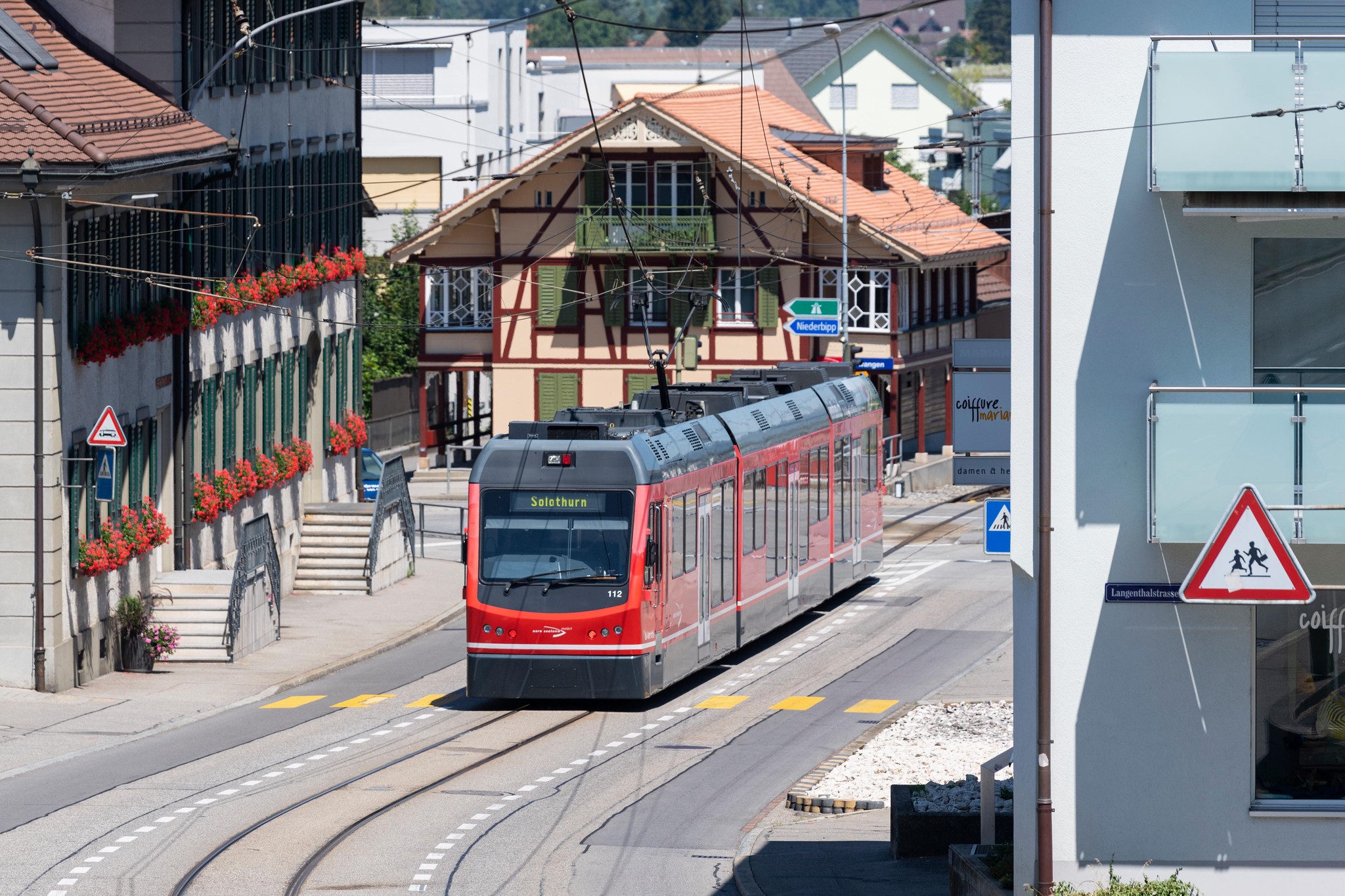 Mit Tempo 30 müssten auch die Züge langsamer fahren, das brächte, so die Befürchtung der Aare Seeland Mobil, den Fahrplan durcheinander.