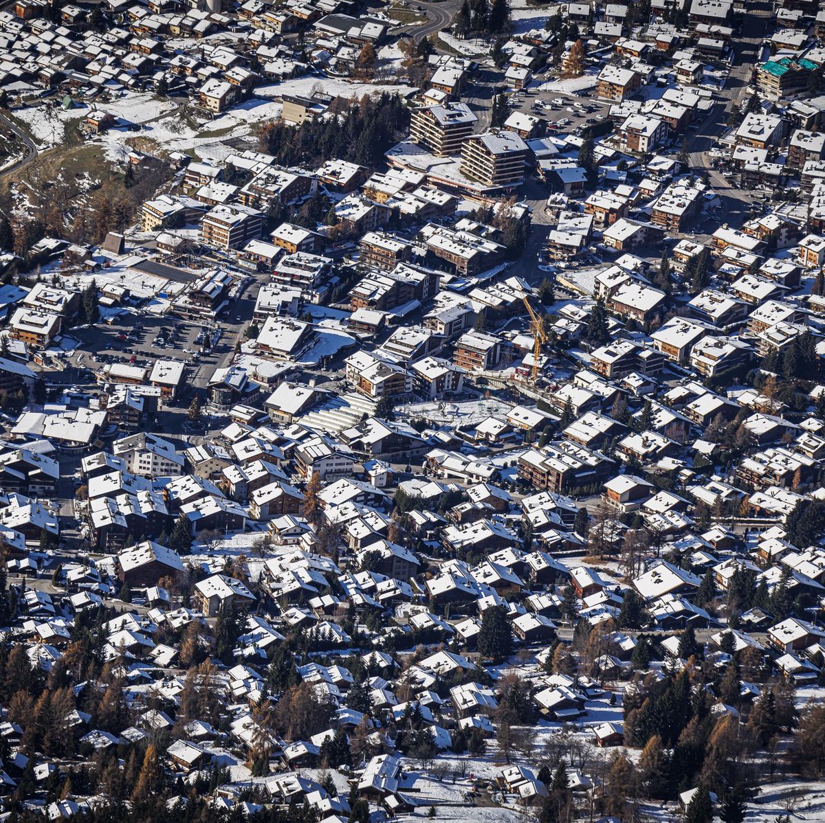 Vue aérienne du village alpin de Verbier sous la neige lors de l’un des premiers week-ends après l’ouverture de la saison de ski, décembre 2024.