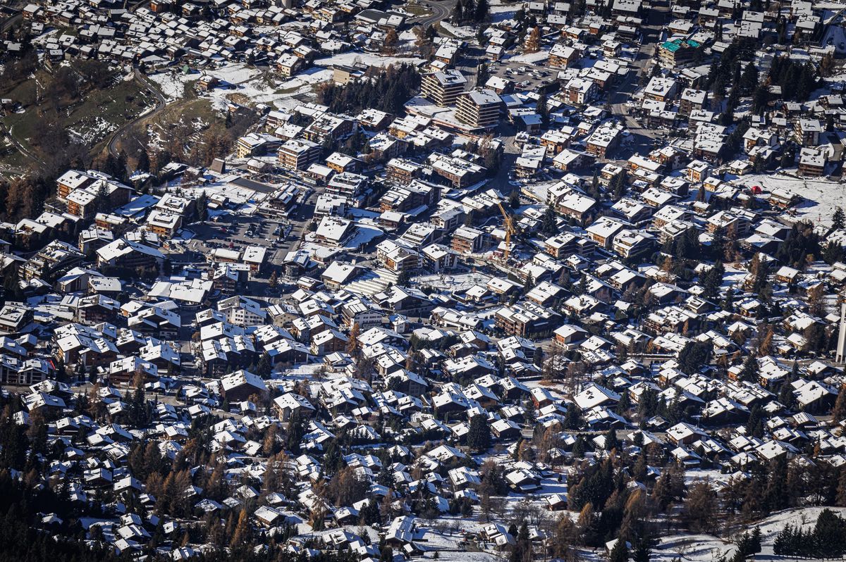 Vue aérienne du village alpin de Verbier sous la neige lors de l’un des premiers week-ends après l’ouverture de la saison de ski, décembre 2024.