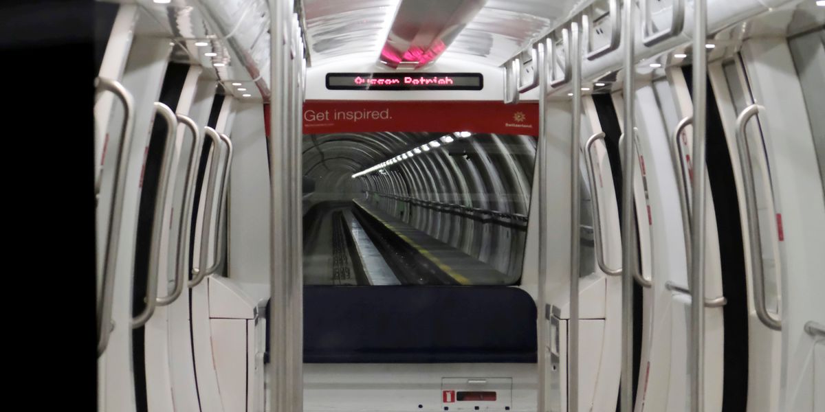 Flughafen-Z-rich-Skymetro-bleibt-stecken-Passagiere-m-ssen-zu-Fuss-durch-den-Tunnel