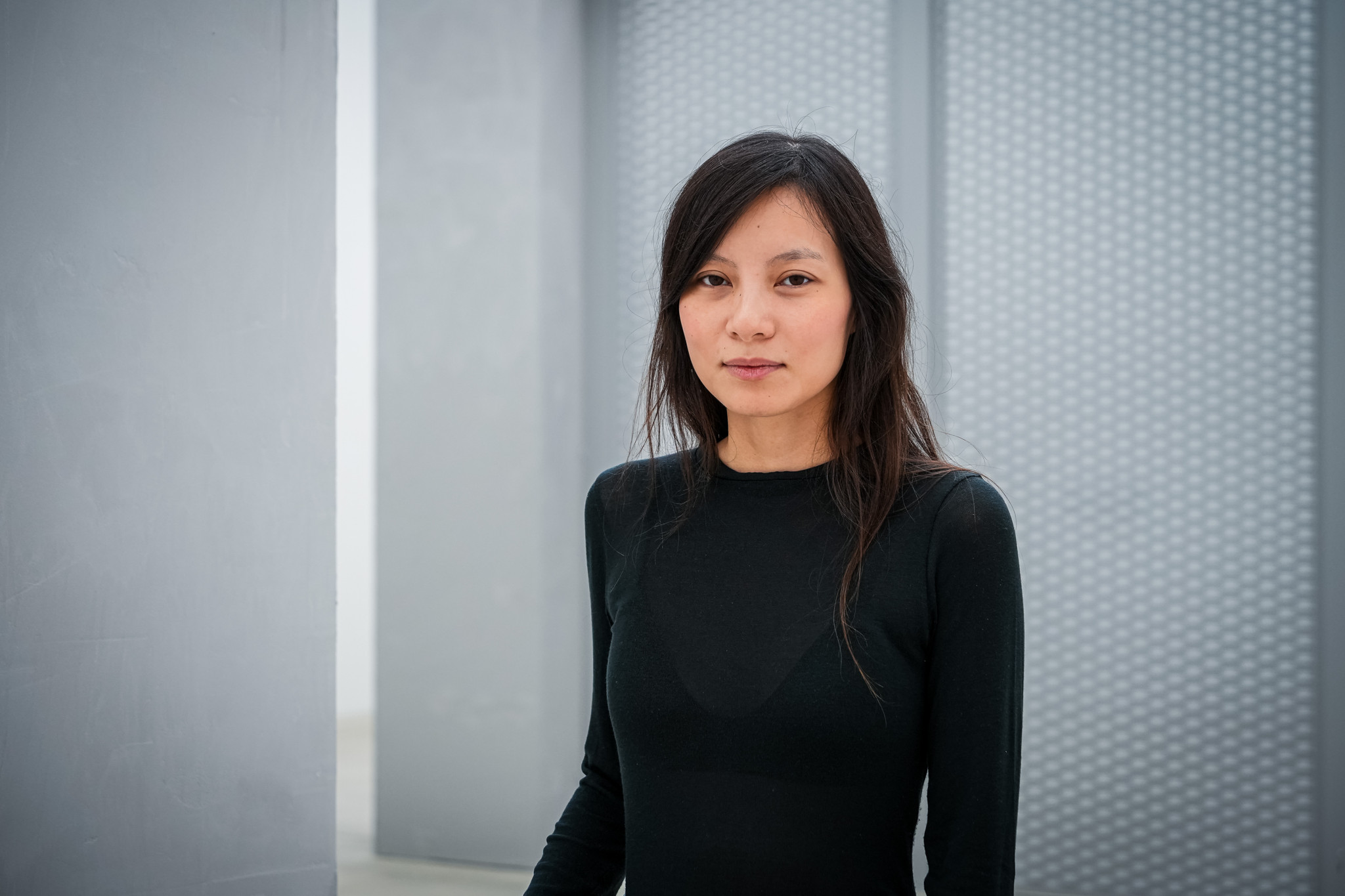 Sung Tieu, eine Künstlerin, geflüchtet in die DDR, jetzt erfolgreiche Künstlerin Ausstellung «One Tousend Times» im Kunstmuseum beim Stadthaus. Auf dem Bild: Künstlerin Sung Tieu. Foto: Enzo Lopardo.