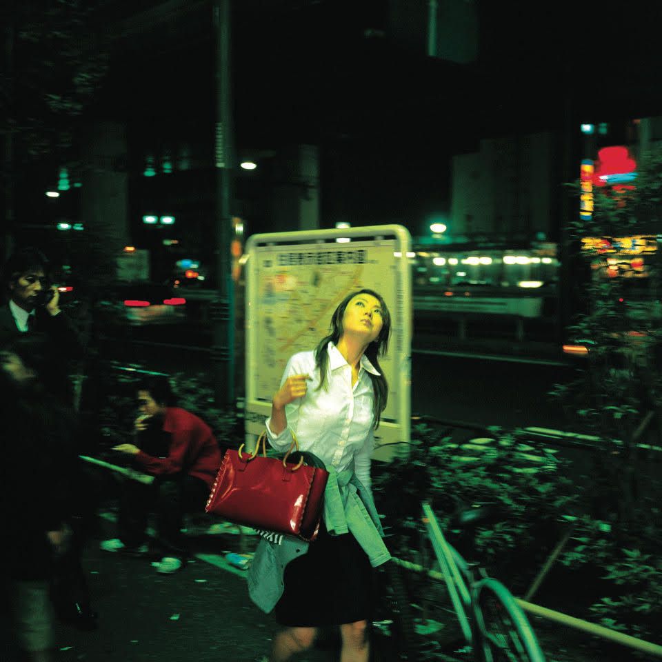 Photographie de Jean-Christophe Béchet (Français, 1964-), invité de la prochaine exposition à la Fondation Auer Ory pour la photographie (26 mai au 27 août). Cette photo a été prise de nuit dans le quartier de Roppongi à Tokyo en 2000. «Le travail de Jean-Christophe Béchet prend deux directions qui se rencontrent et se répondent sans cesse : une approche du réel comme des « paysages habités », et, une recherche plasticienne sur la spécificité de la matière photographique argentique ou numérique. Associant reportage et paysage, portrait et architecture, noir/blanc et couleur, il choisit le document subjectif en héritier de la « photographie de rue » qu’elle soit française, européenne, américaine ou japonaise, l’homme restant son sujet principal dans le paysage urbain contemporain».