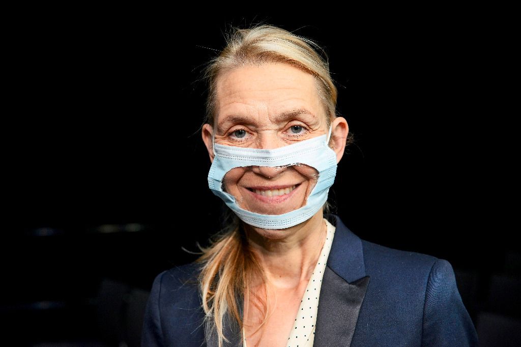 Elle fait tomber le masque pour libérer les sourires