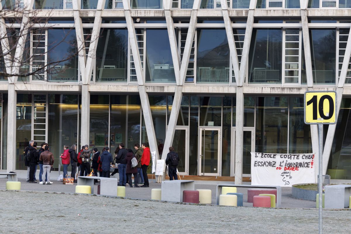 Les enseignants du cycle d'orientation (CO) tiennent un piquet de greve devant le cycle d'orientation du college de Drize a l'appel Federation des associations de maitres du CO (Famco), ce lundi 5 fevrier 2024 a Carouge pres de Geneve. Les maitres du cycle d'orientation genevois ont entame une semaine de greve pour lutter contre une mesure du Conseil d'Etat qui vise a augmenter des 2027 de deux periodes le temps d'enseignement des maitres du cycle d'orientation (CO). (KEYSTONE/Salvatore Di Nolfi)