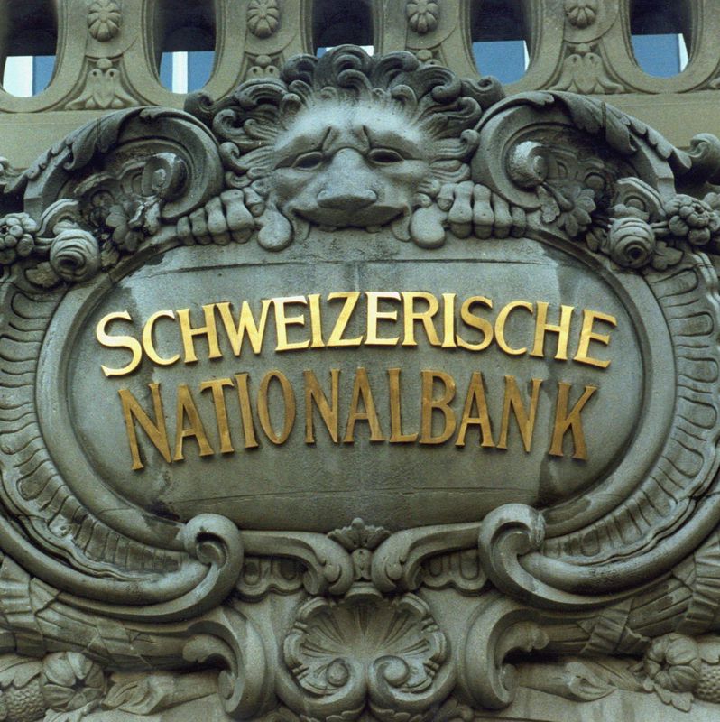 Logo de la Banque Nationale Suisse à Berne, inscrit sur un panneau orné, en lien avec un fonds spécial pour les victimes de l’Holocauste.