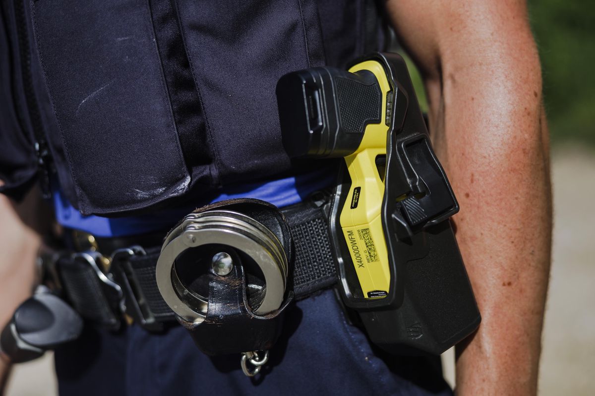 La police cantonale de Zurich, comme celle du canton de Vaud, est équipée de pistolets à impulsions électriques. Le groupe UDC du Conseil communal de Lausanne demande que les agents municipaux de terrain en soit également dotés. (KEYSTONE/Michael Buholzer)