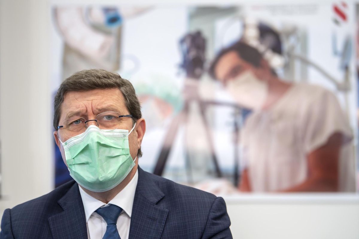 Mauro Poggia, conseiller d'Etat, charge du departement de la securite, de l'emploi et de la sante (DSES), s'exprime lors d'une conference de presse aux Hopitaux Universitaires de Geneve (HUG), ce vendredi 22 janvier 2021 a Geneve. Le conseiller federal Alain Berset a rendu visite a differents institution dans le canton de Geneve afin de se rendre compte de la situations de la pandemie Covid-19. (KEYSTONE/Martial Trezzini)