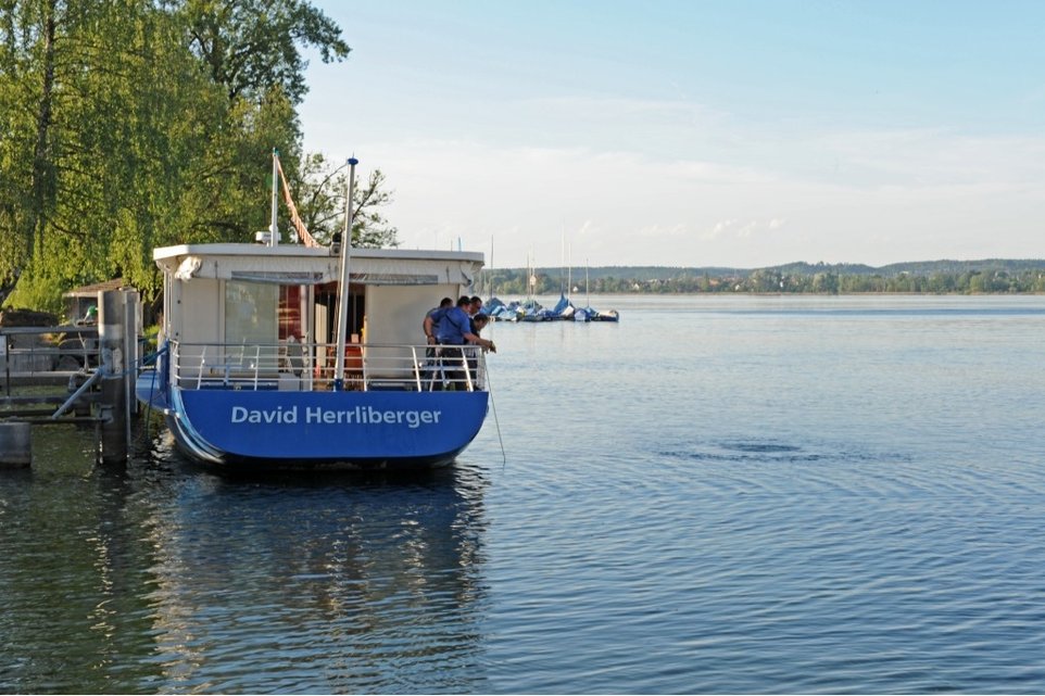 Eine Angestellte der Schifffahrtsgesellschaft informierte die Polizei, nachdem sie im Wasser einen Gegenstand entdeckt hatte.
