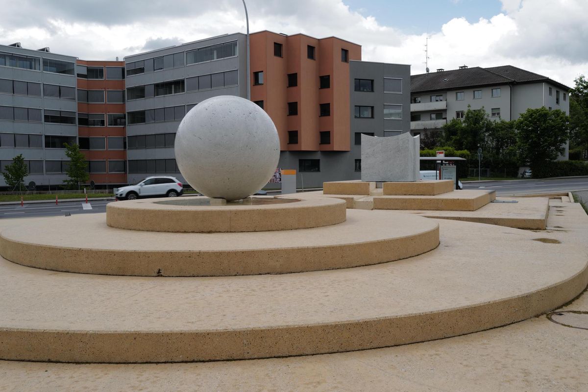 Genève le 19.05.2021.  «Adam et Ève», la sculpture de Vincent Du Bois, installée depuis 1995 au Grand-Saconnex.



© Steeve Iuncker-Gomez

