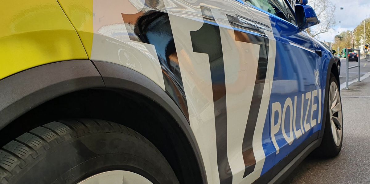 Nachmittags-auf-Parkplatz-Zwei-Unbekannte-bedrohen-Mann-mit-Faustfeuerwaffe-Die-Polizei-sucht-Zeugen