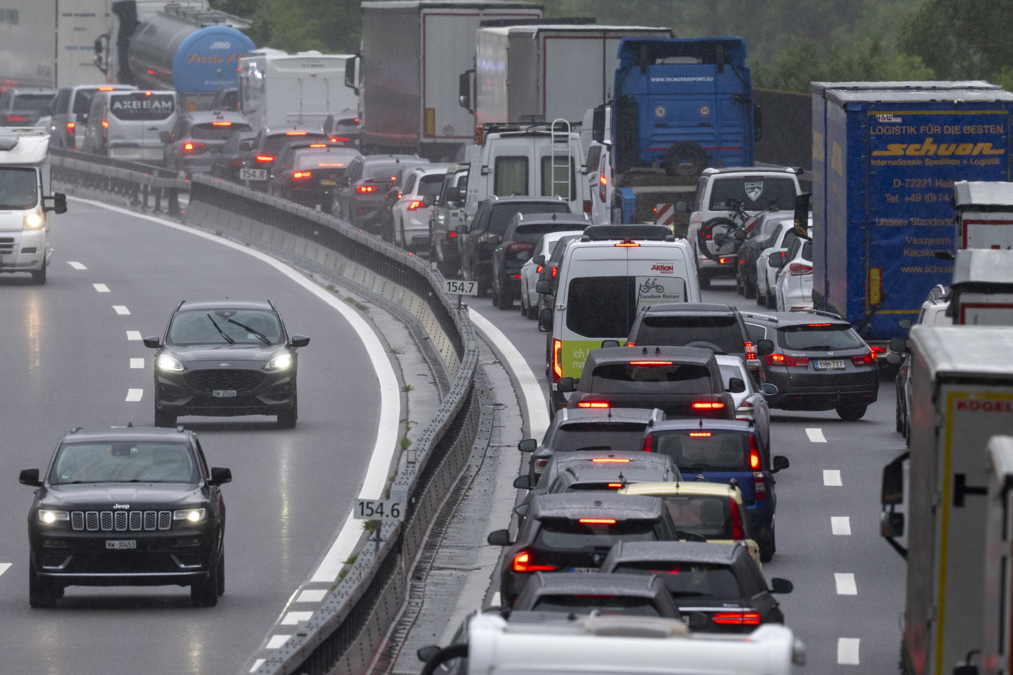 Dichter Feiertagsverkehr staut sich am 28. Mai 2025 auf der Autobahn A-2 vor dem Gotthardtunnel in Richtung Süden. Mehrere Fahrzeuge stehen auf mehreren Kilometern zwischen Göschenen und Erstfeld.