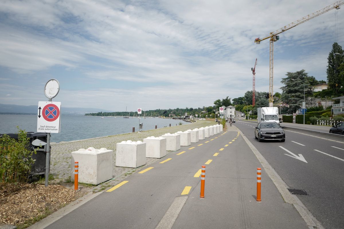 Genève, le 10 juillet 2024. Quai de Cologny. Des obstacles ont été posés afin d'empêcher les véhicules de se garer le long du quai, au bord du lac.