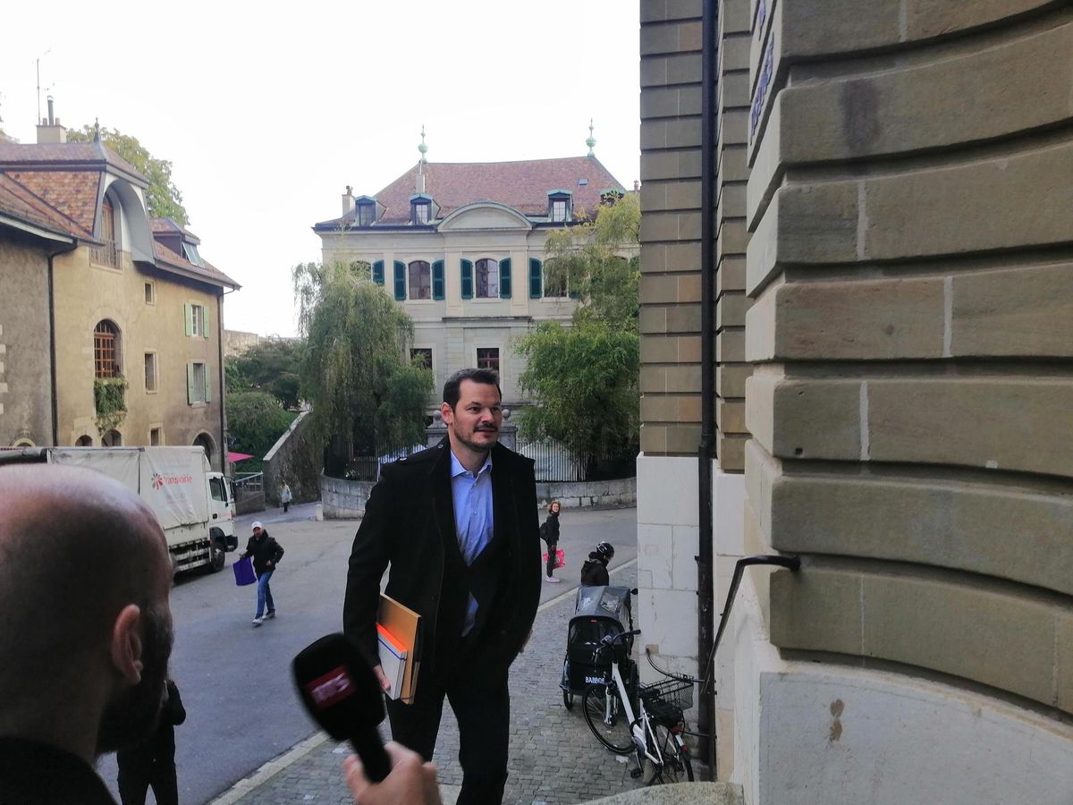 Pierre Maudet a son arrivée lundi matin au palais de justice de Genève.