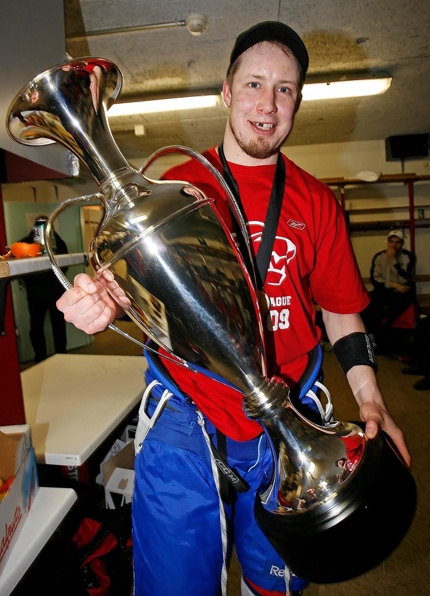 ZSC Lions-Verteidiger Mathias Seger hält die ’Silver Stone’-Trophäe in der Umkleidekabine nach dem Sieg im Eishockey-Champions-League-Finale gegen Metallurg Magnitogorsk, 28. Januar 2009.