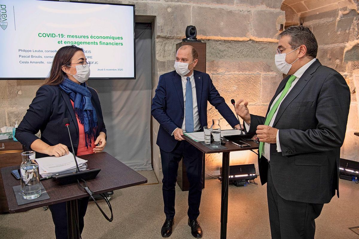 Cesla Amarelle, Philippe Leuba, et Pascal Broulis lors de la conférence de presse, jeudi matin.