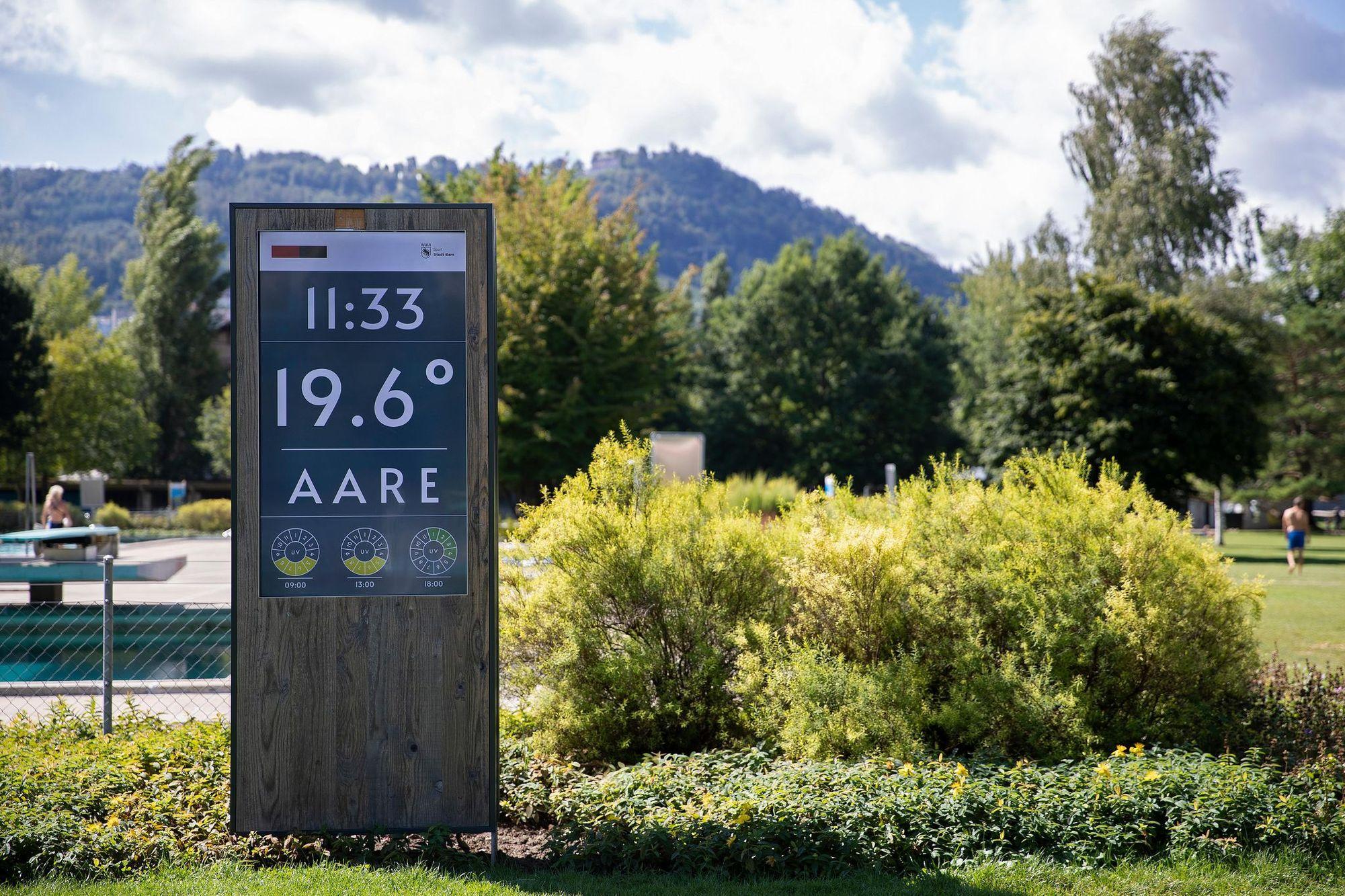 Wer die Aaretemperatur wissen will, wartet vor dieser Anzeige fast zwei Minuten.