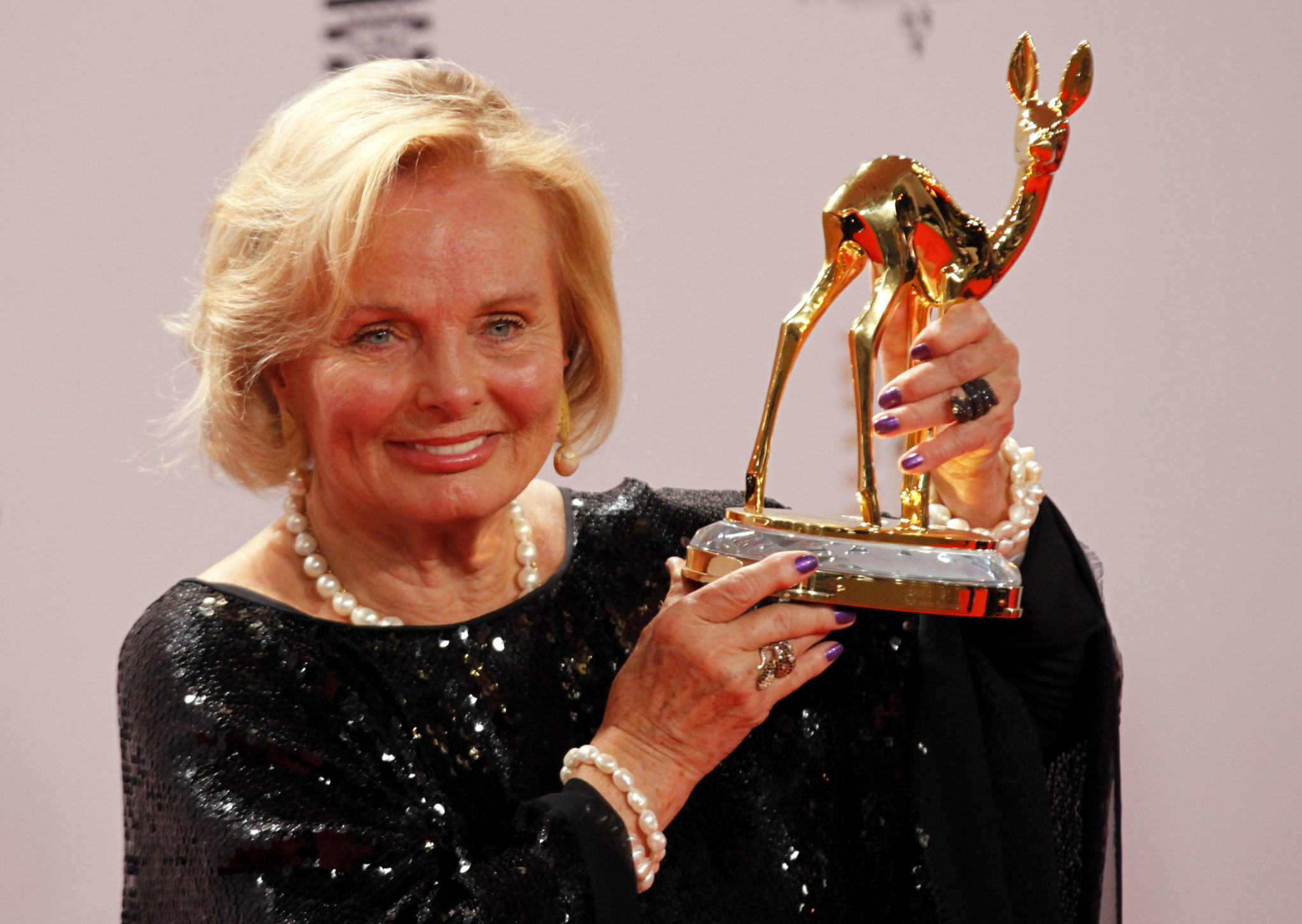 Hessen/ Schauspielerin Ruth Maria Kubitschek posiert am Donnerstag (10.11.11) in Wiesbaden bei der Verleihung des Medienpreises Bambi mit ihrer Auszeichnung in der Kategorie "Lebenswerk". Der Preis wird zum 63. Mal verliehen. Foto: Mario Vedder/dapd