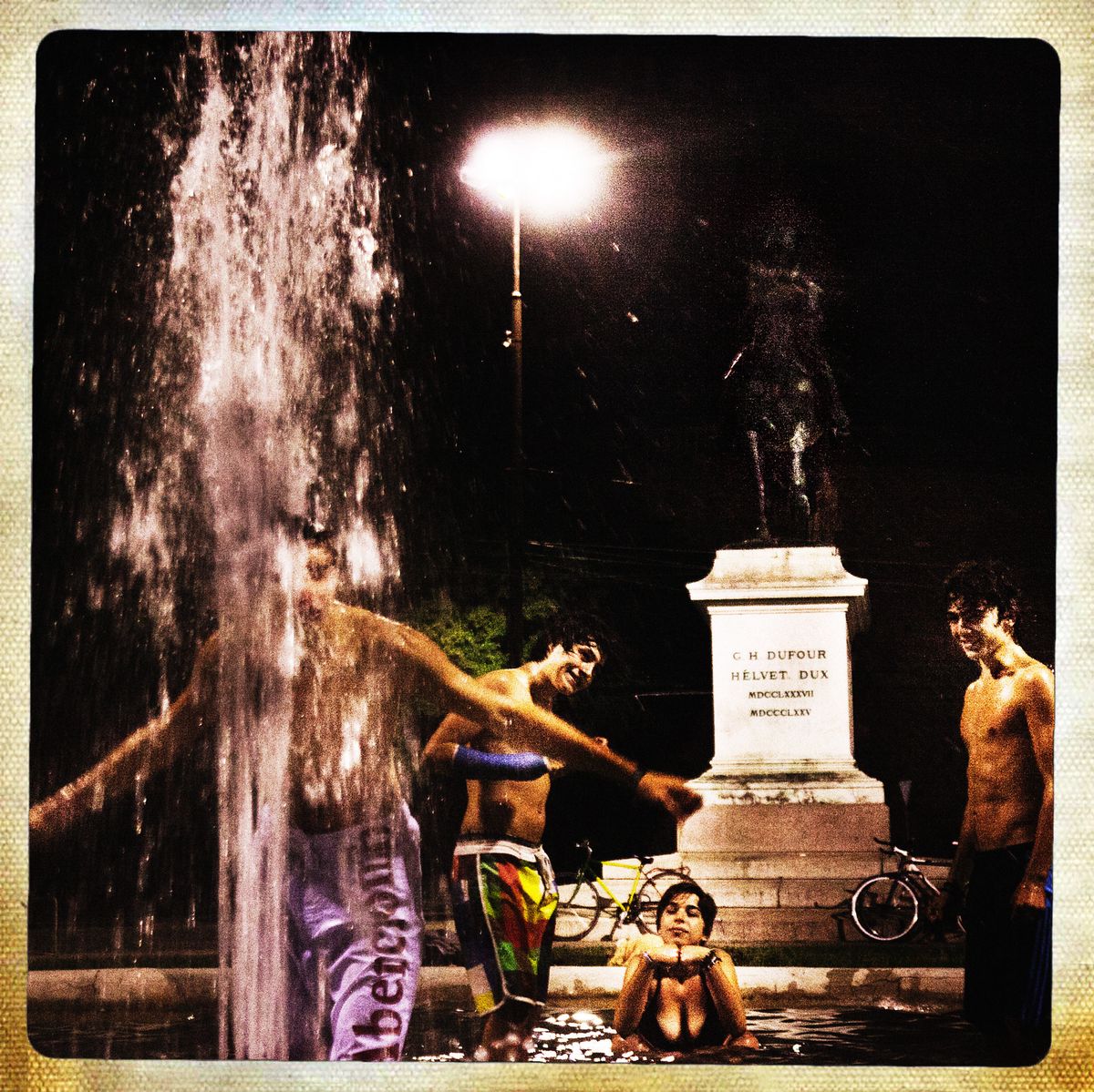 Genève, le 26 juillet 2011. Série Bain de minuit. Fontaine de la place Neuve. © Olivier Vogelsang
