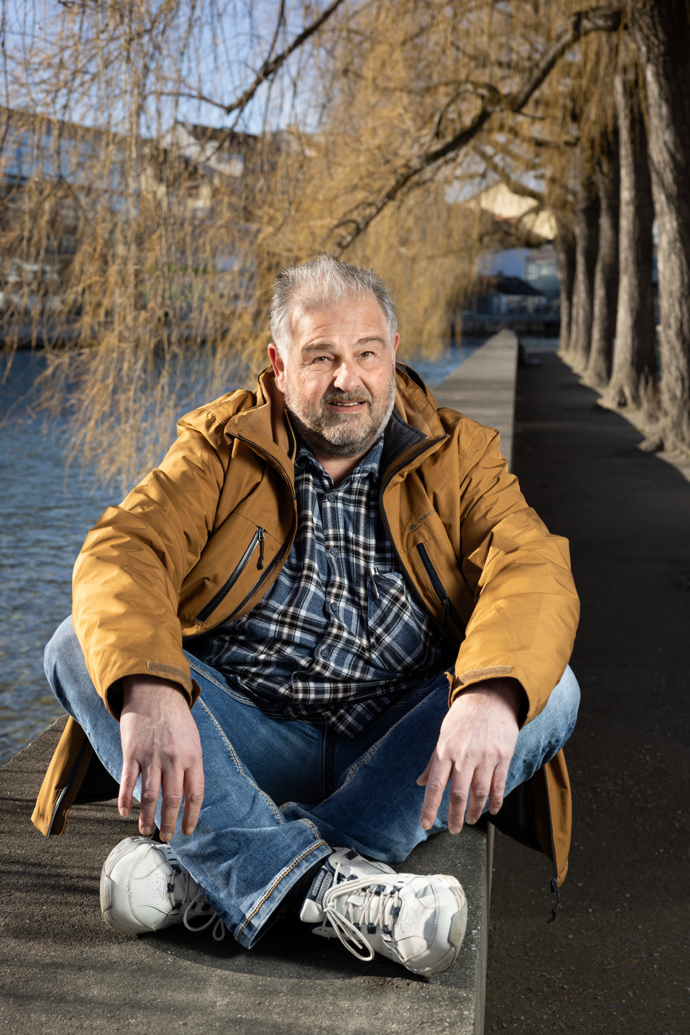 Heinz Bercher aus Einigen ist ein Theatertier sondergleichen. Er führt Regie - jetzt grad wieder für "Dr Fall Griesser", das am 16.3. Premiere hat im Casino des PZM Münsingen. Foto: Beat Mathys / Tamedia AG. 
