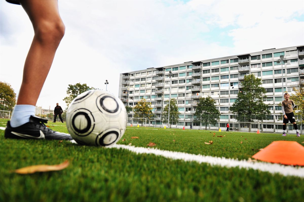 20/10/2010.  Onex. Genève. Terrain de football revêtu d'une pelouse synthétique, utilisable en journée par les élèves de l'Ecole des Tattes et le soir, par les clubs locaux. Pierre Abensur/Edipresse.