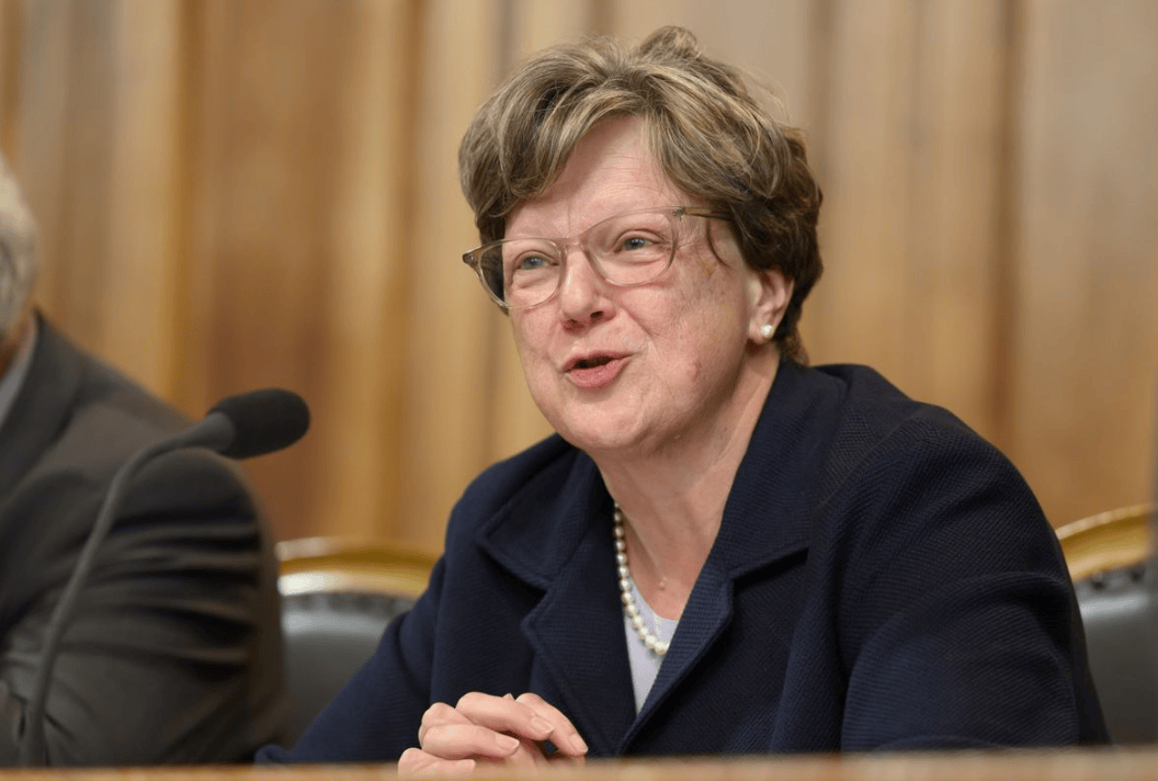 Staenderatspraesidentin Brigitte Haeberli-Koller, Mitte-TG, eroeffnet mit einer kurzen Ansprache zur Situation die ausserordentliche Session der Eidgenoessischen Raete, am Dienstag, 11. April 2023 im Staenderat in Bern. Die ausserordentliche Session wurde einberufen, um ueber die Finanzbeschluesse des Bundesrats zur Rettung der Grossbank Credit Suisse CS und deren Uebernahme durch die UBS zu debattieren. (KEYSTONE/Alessandro della Valle)