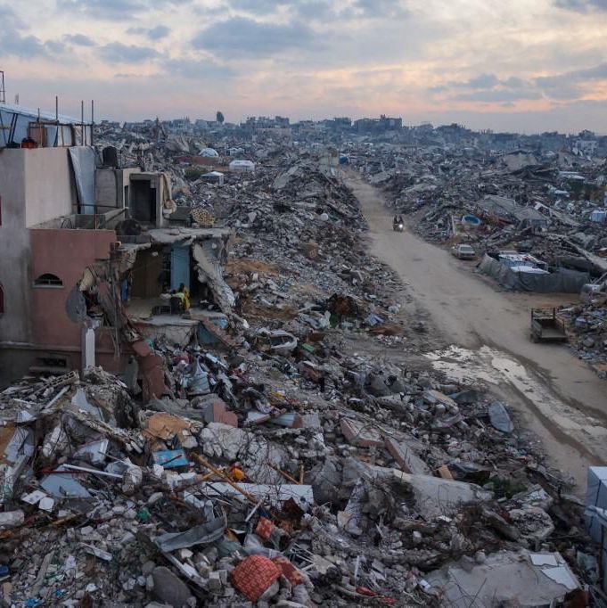 Une famille palestinienne partage un repas d’iftar dans leur maison détruite au milieu des décombres à Beit Lahia, dans la bande de Gaza, le 4 mars 2025, pendant le mois sacré du Ramadan.