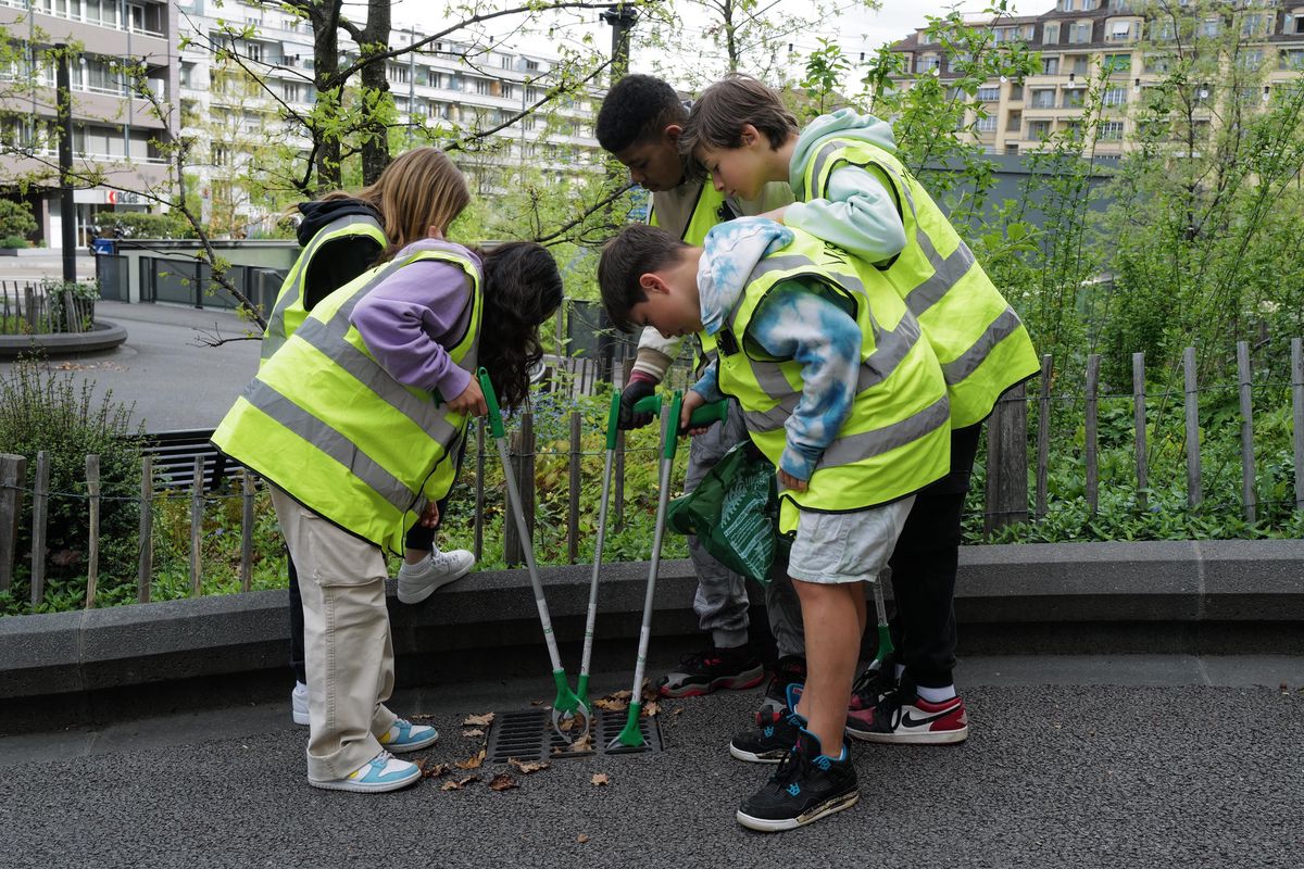 La plupart des élèves prennent leur tâche très à coeur, traquant les mégots jusque dans les grilles d’égouts.