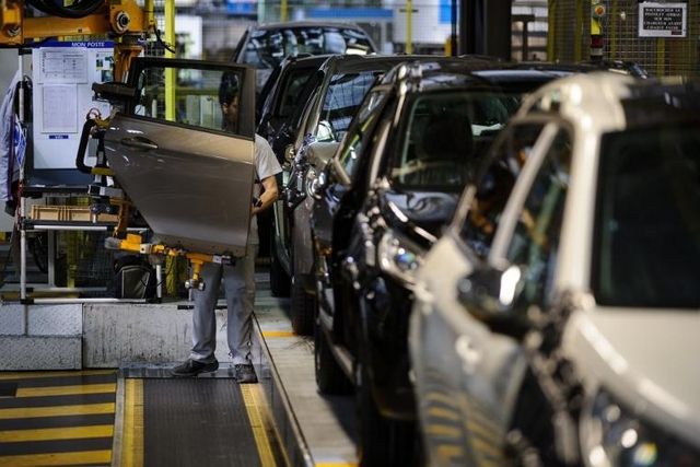 Peugeot PSA a annoncé de son côté négocier une entrée du chinois Dongfeng à son capital.