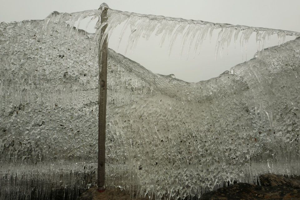 Un mur de glace protège les bateaux du port des EauxVives Tribune de