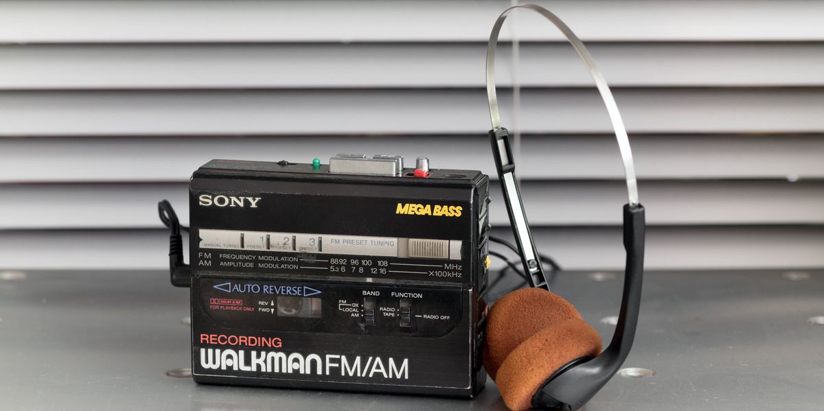 Retro-Trend-Der-Walkman-als-Statussymbol-Warum-die-Gen-Z-Kassettli-Kopfh-rer-mit-Kabeln-und-Flip-Phones-mag