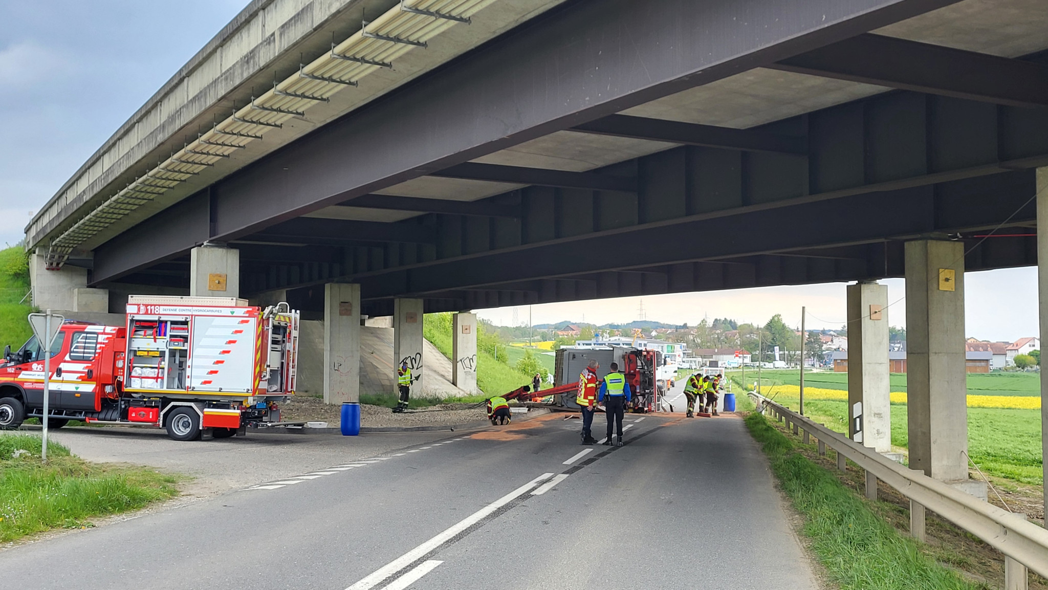 La grue d’un camion heurte un pont de l’A1