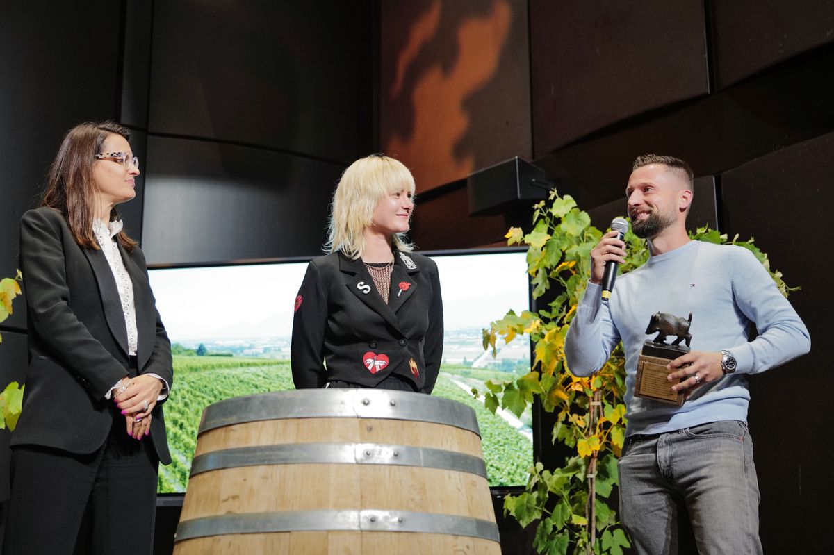 Genève, le 11 juin 2024. Ce mardi soir, cérémonie de la Sélection des Vins de Genève. Le sanglier de bronze est à Xavier Dupraz du Domaine des Curiades.